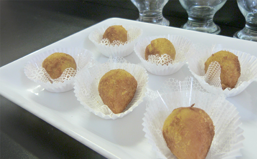 Coxinhas fritas para festa